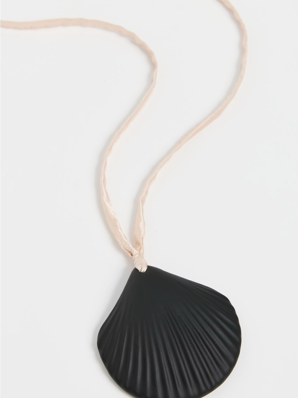 Heaven Mayhem Shell Necklace - Picture 2 of 2